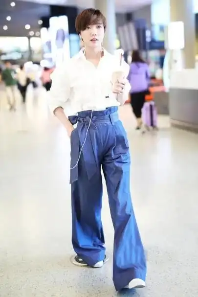 俞飞鸿真是精致版熟女穿雪纺上衣配牛仔裤气质出众身材窈窕