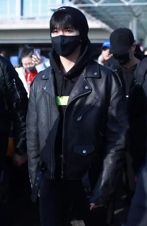杨洋一身黑衣口罩遮面现身机场 穿皮衣和破洞牛仔裤不惧寒冷