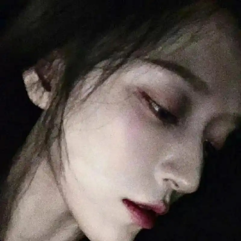 97悲伤到极致的女生头像09