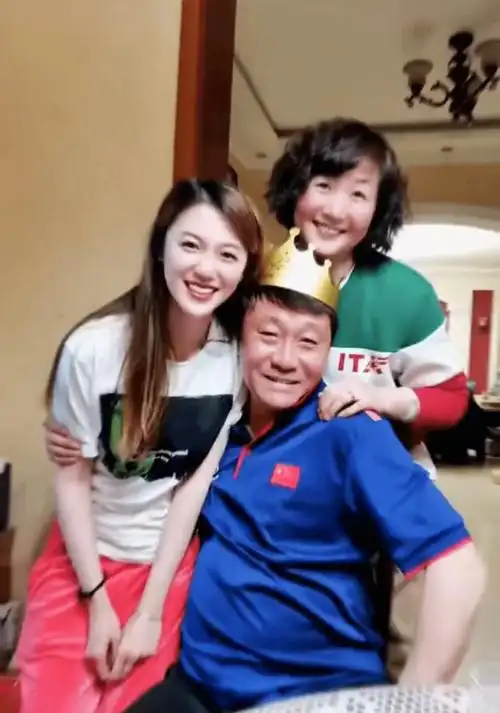 那英前夫高峰庆祝52岁生日,妻子年轻有气质,怀抱那英儿子超宠溺_的