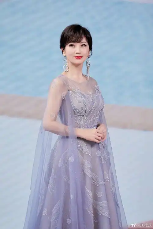 赵雅芝晒古风端午写真飘逸紫色长裙仙气十足