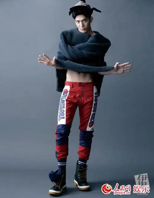 井柏然最新杂志大片曝光 裸上身展现完美人鱼线(组图)