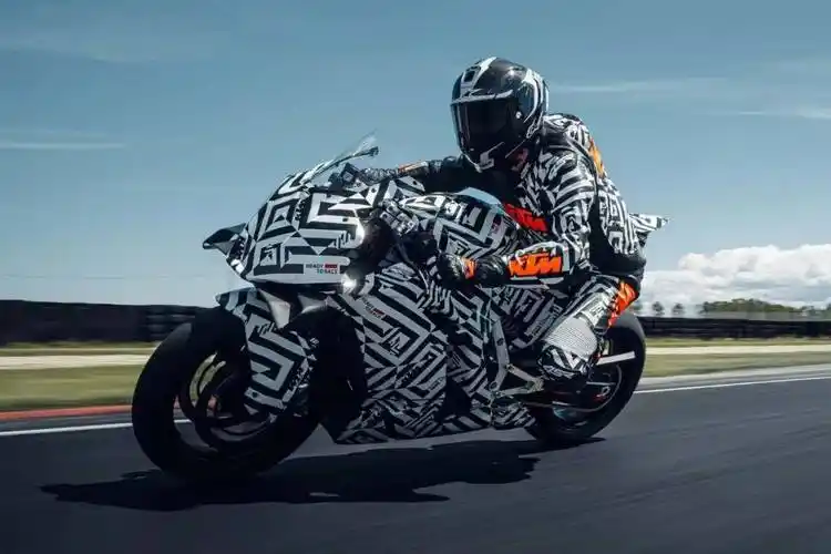 上一次ktm产品线中的空缺可追朔至1190rc8 r.