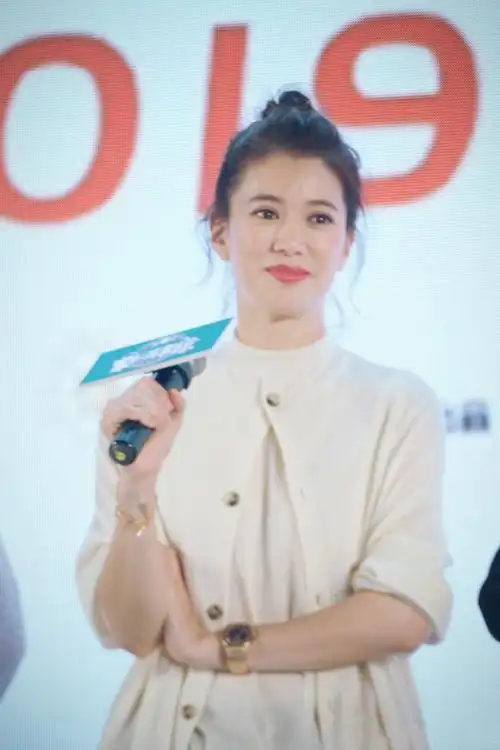 袁咏仪不过是扎了个丸子头,搭配烂大街的穿搭,就从47岁嫩回27岁