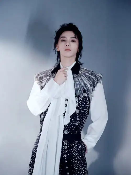 华晨宇全身是钻##华晨宇跨年夜好闪