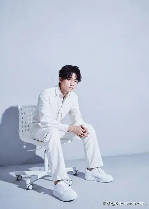 王俊凯穿蓝色衣服正面照(王俊凯穿白色是真帅)(1)