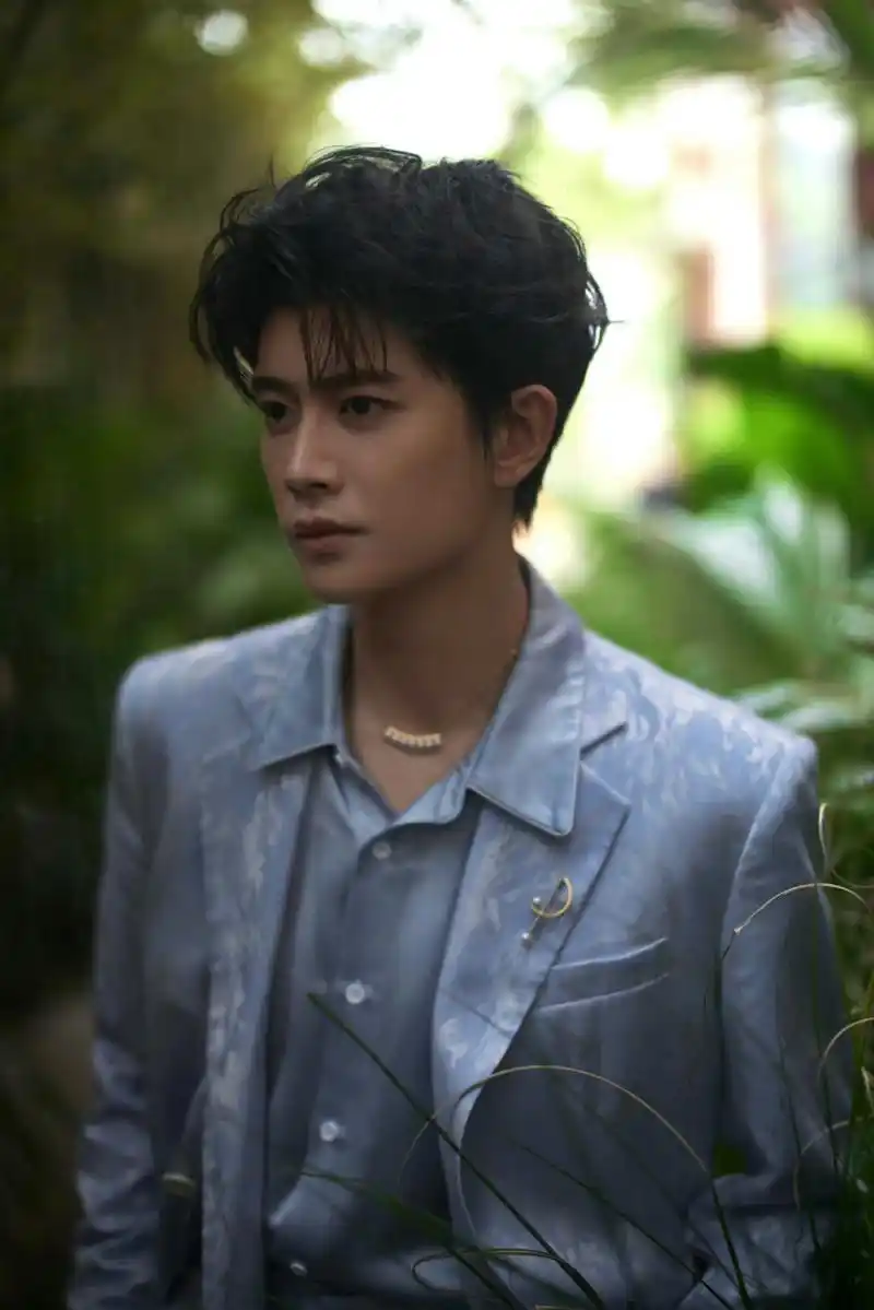 粉丝:"太暗了,能不能给帅气增加点亮光"期待任嘉伦新剧#媚世栖凰