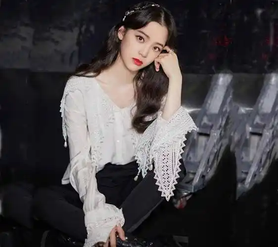 欧阳娜娜碎花吊带造型出圈,营业效率都快赶上鞠婧祎,还是静态的她最