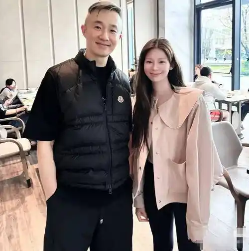 原创52岁主持人程雷罕现身穿两万元马甲戴金表消失三年转幕后