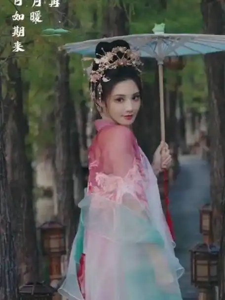 彭小苒最新营业视频,古装造型好好看啊,没到发光!_新浪新闻