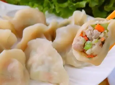 煮饺子时,只用清水可不行,这3种东西不能少,饺子味道鲜不破皮