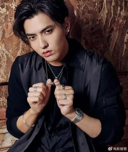 吴亦凡拍照秘籍大公开海滩大片曝光不愧是颜值天花板