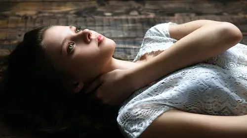 壁纸 美丽的女孩躺在地上,白色礼服 1920x1200 hd 高清壁纸, 图片