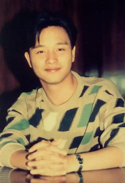 张国荣究竟有多爱拍写真被他帅了一脸