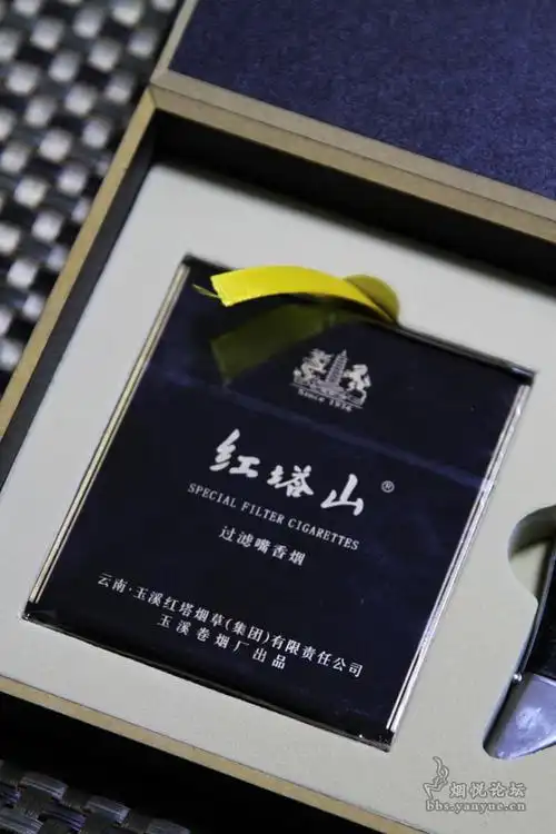 也来个重磅一烟配一机传说般非常少见的黑色红塔山木质礼盒套装来袭