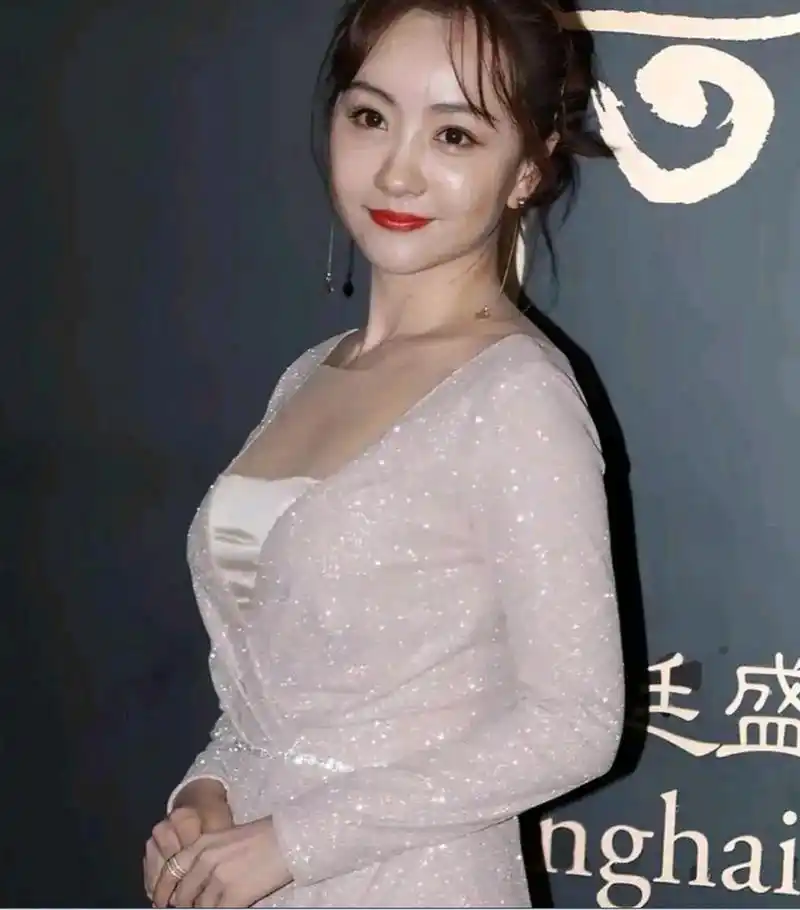 80后美女演员杨蓉一袭粉色礼服裙,温婉贤淑,尽显高雅气质.