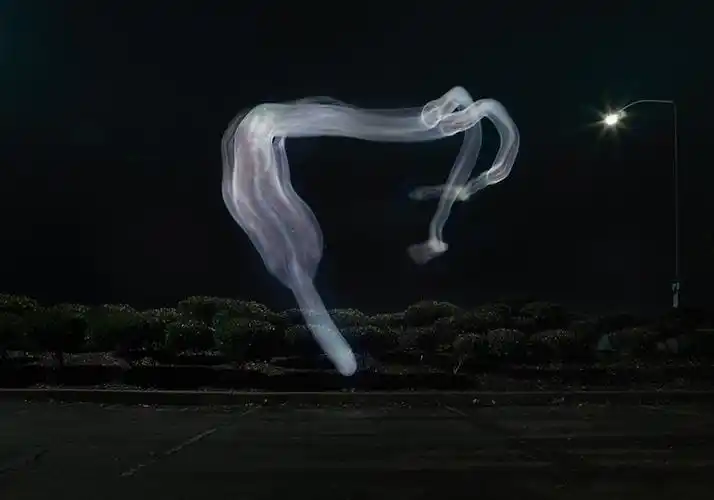 摄影师拍摄漂浮的幽灵真实人体演绎