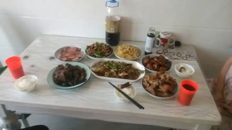 谁有在过年时跟家人一起吃饭时拍了几张桌上吃的东西的照片? 急用