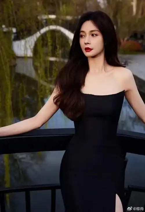 沈梦辰的素颜照曝光后曾一度引发热议,她自曝素颜与化妆后差异大且