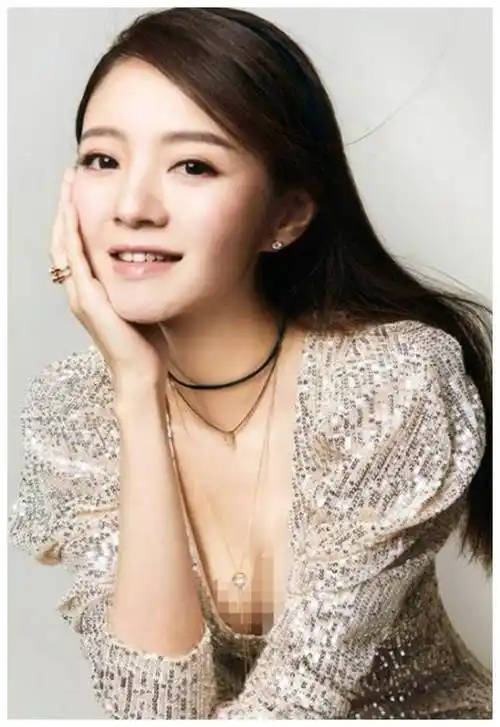 原创安以轩亮片礼裙秀身材39岁当妈后更有魅力一副女神模样