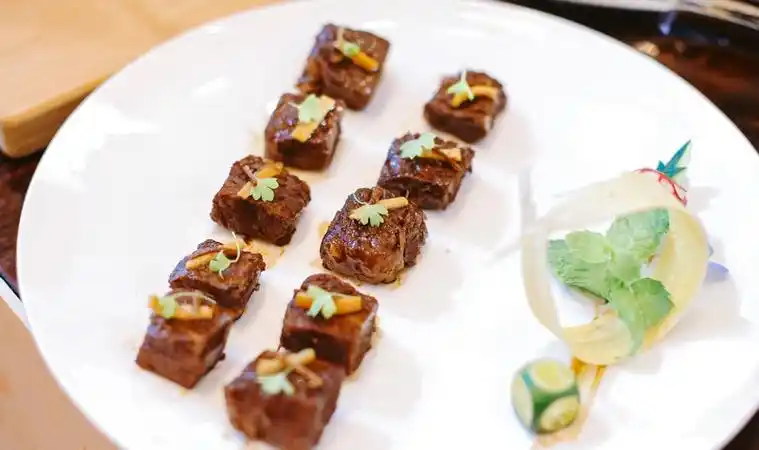 共10人组成评判委员会,评委将从口味,质地,色泽,造型等方面对选手菜