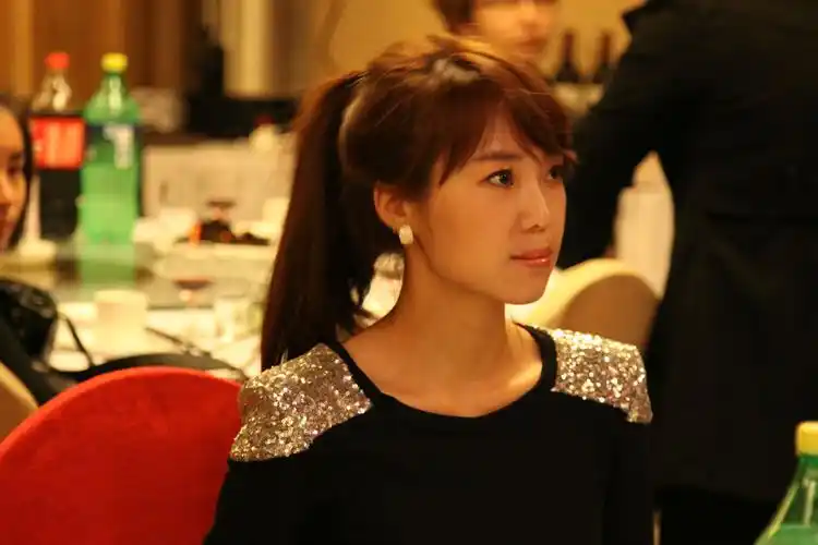 有没有歌手"云朵"的大图,高清的最好!