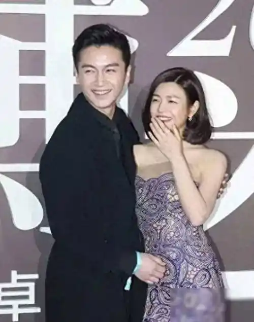 陈妍希罕见与老公陈晓亮相穿抹胸裙像女王小4岁的他像小跟班