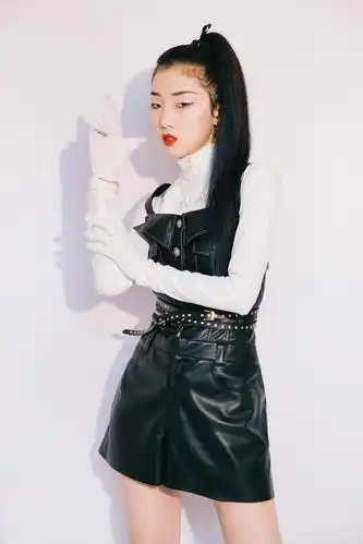 她是火箭少女队长,今启程巴黎时装周,穿蓝色牛仔装帅气十足_yamy