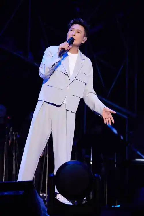 张信哲未来式2.0唐山站热情开唱,合作艺术家呈现关于时间的故事