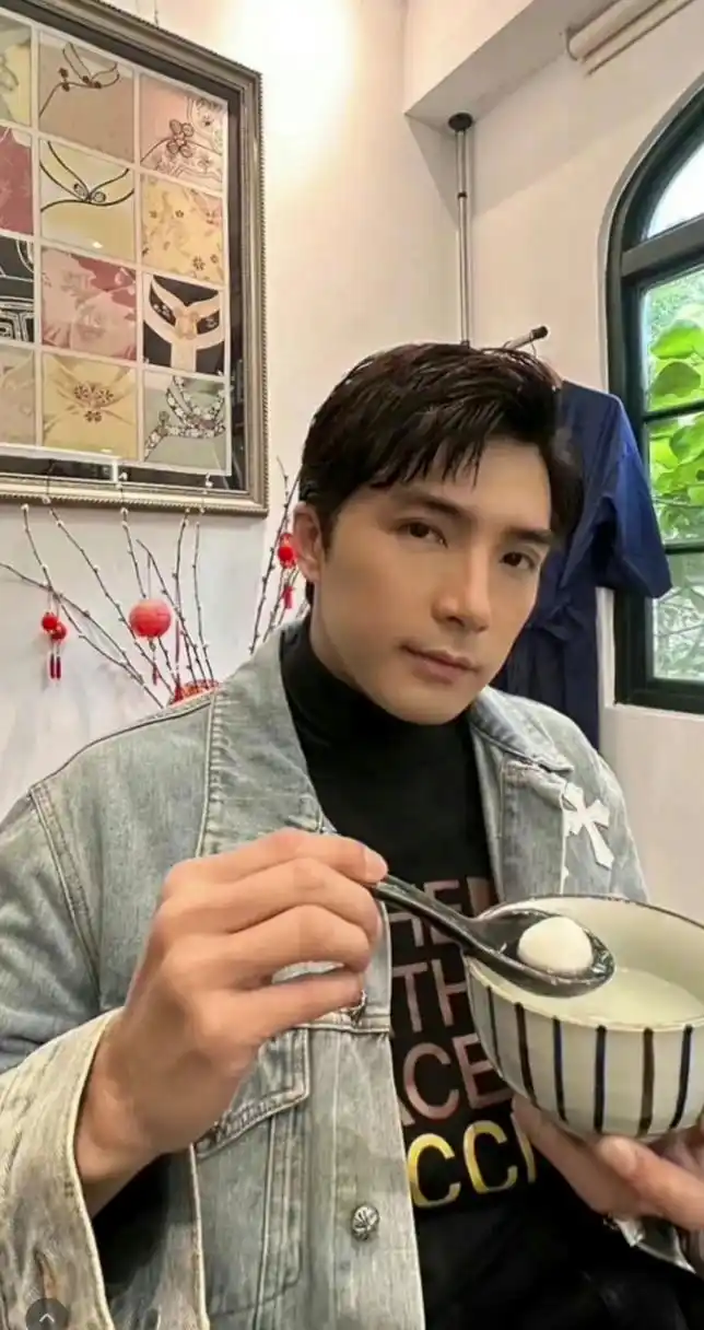 贺军翔的变化好大啊,从照片上看已经是完全认不出了. 676767