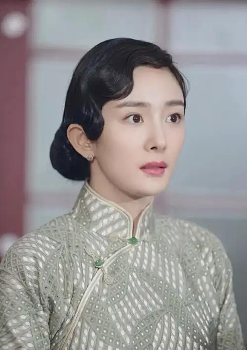 杨幂新戏穿旗袍造型很抢镜,自曝开叉太高挺尴尬