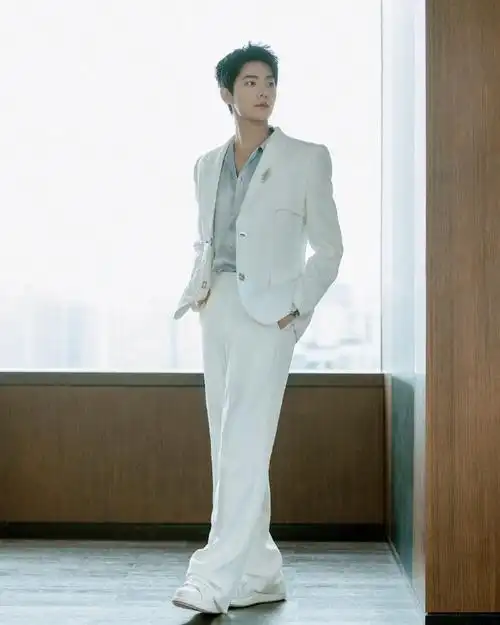 杨洋丝绸衬衫白西装