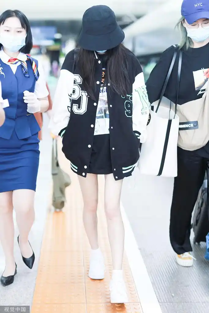 组图:甜酷少女!杨幂穿棒球服配热裤大秀美腿 长发披肩气质温柔