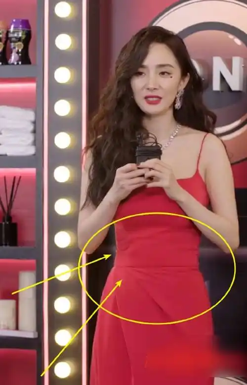 杨幂港风生图曝光,吊带红裙时尚万种,而我却被她的腰围吸引了_身材