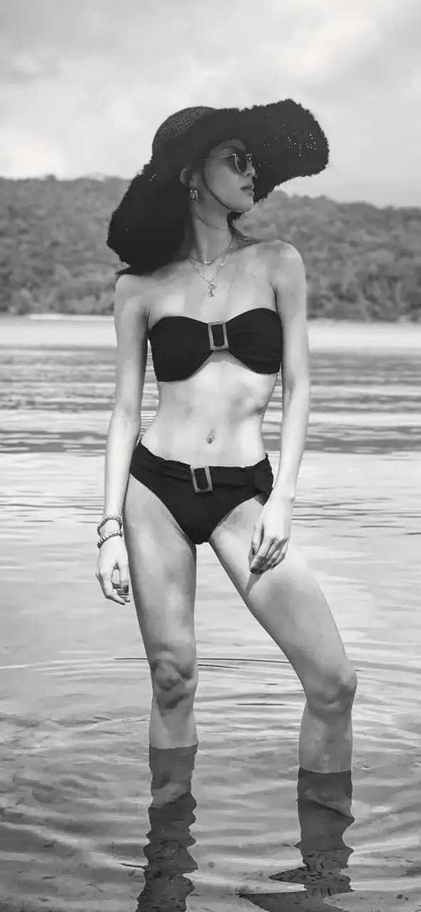 钟楚曦泳装写真,美是美,就是太瘦了