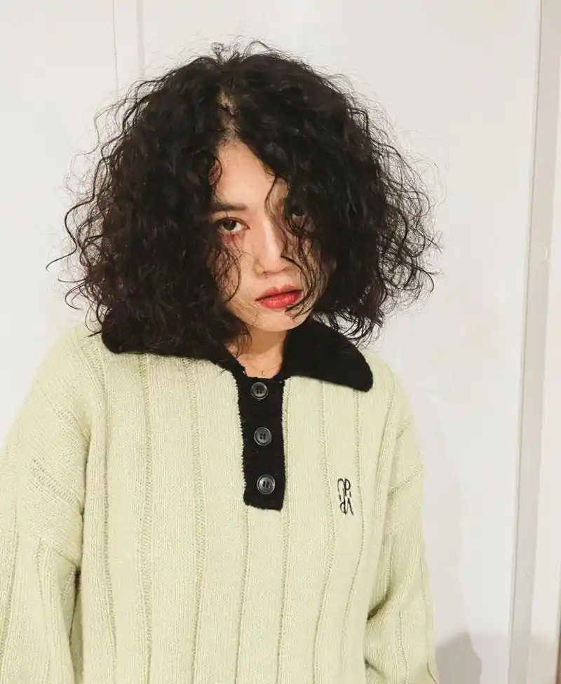 港风爆炸头 羊毛卷太洋气啦,很适合细软发质 细软发质的女生烫爆炸头