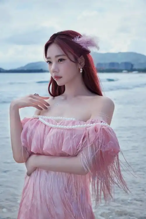 张紫宁超话粉色流苏珍珠裙搭配羽毛发饰,克莱因蓝的大海和你@张紫宁