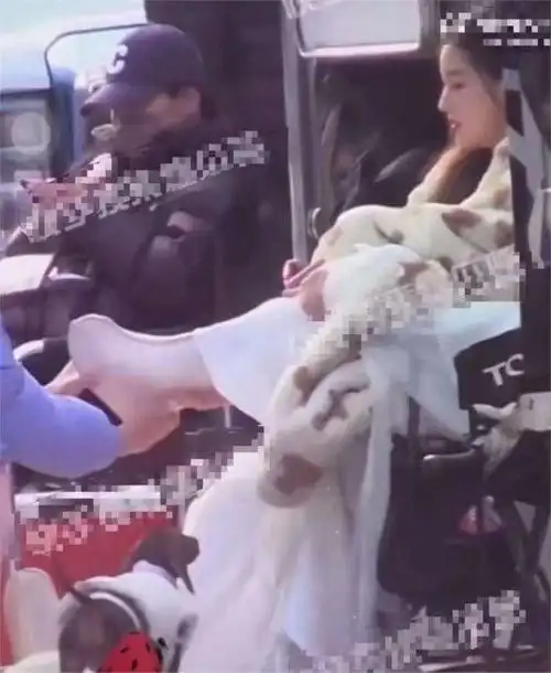 换鞋要两人伺候,助理跪地举话筒,日薪208万,谁还在心疼明星?