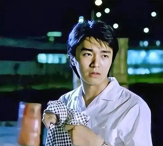 喜剧影星周星驰年轻时照片也太帅了,他演的电影占据了我们整个青春,每