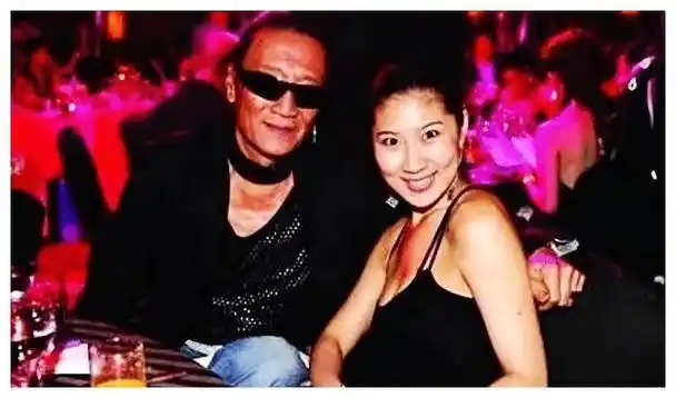 多情的谢贤耐心地倾听,温柔地安慰,让悲伤的coco逐渐打开心房.