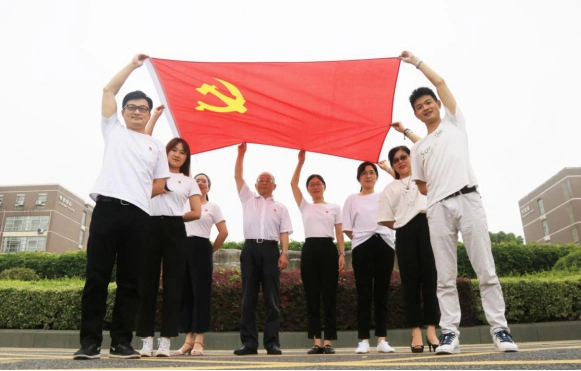 机关党委组织开展我与党旗合个影主题党日活动