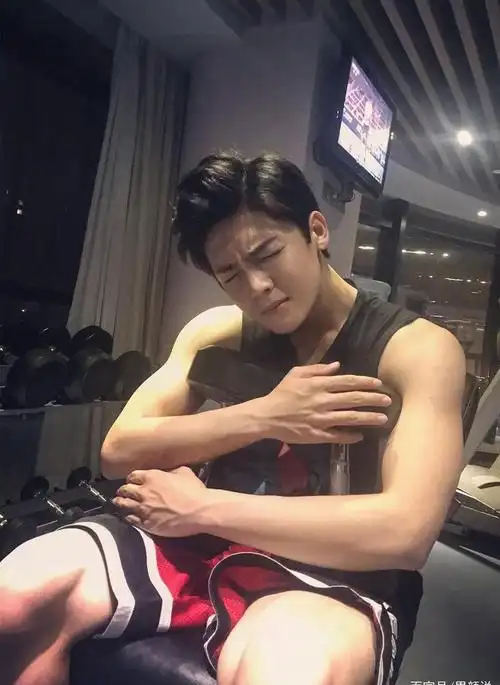 怒海潜沙秦岭神树男一真帅出场就被他肌肉秒到涂油了吧