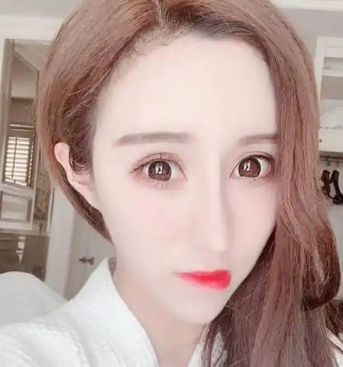 "viki"是虎牙平台的一名跳舞主播,由于身材不错,在虎牙的舞蹈区热度不