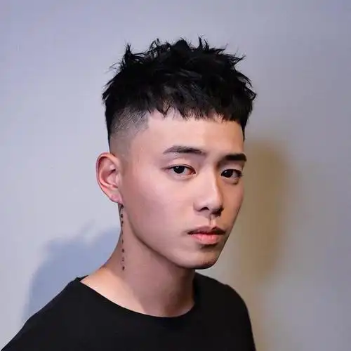 男生剪"短烫"发型超好看!简单帅气的造型,让你的颜值也提升