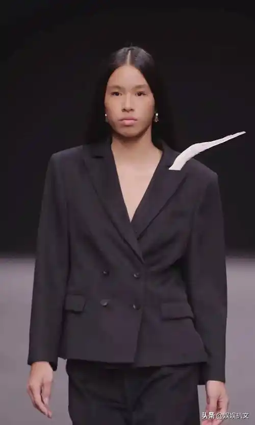 张庭十五岁女儿走秀,肤色像中非混血儿,首次回应外貌争议