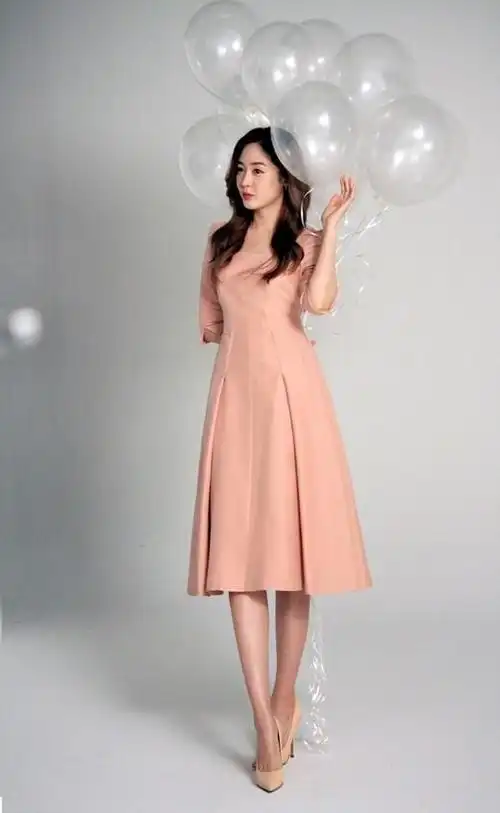 韩国女艺人 成宥利的一组广告拍摄现场照日前在网上曝光,成宥利在这组