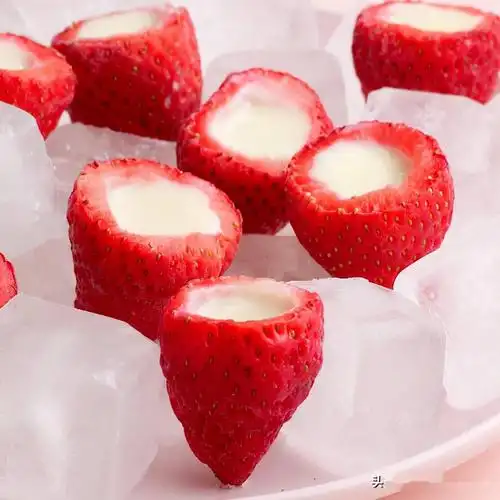 草莓炼乳冰淇淋