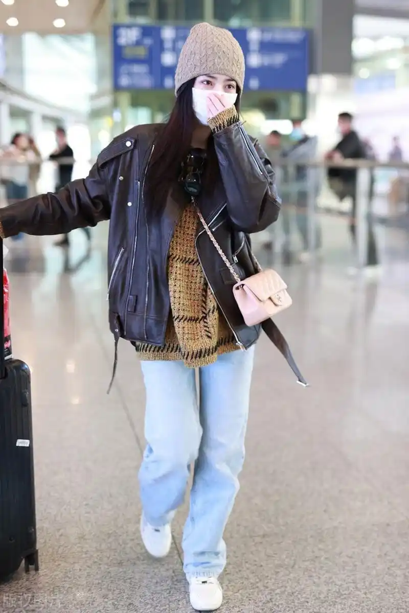 徐璐机场街拍,黑色皮衣搭配牛仔裤,头戴毛线帽,chaenl包包甜酷有范!