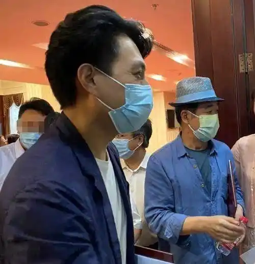 靳东深夜返5千万豪宅,提礼品与友人挥手显不舍,44岁身材太健硕_张国立