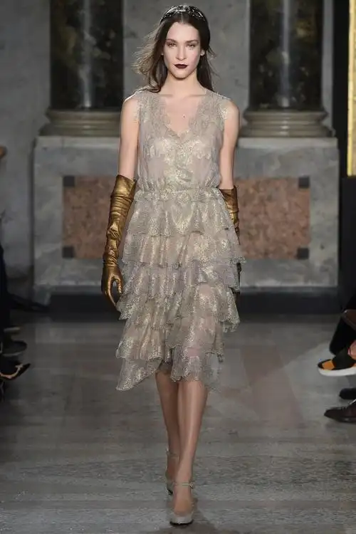 用刺绣,薄纱,格纹甚至针织等多种材质和工艺,塑造出内外兼修的米兰